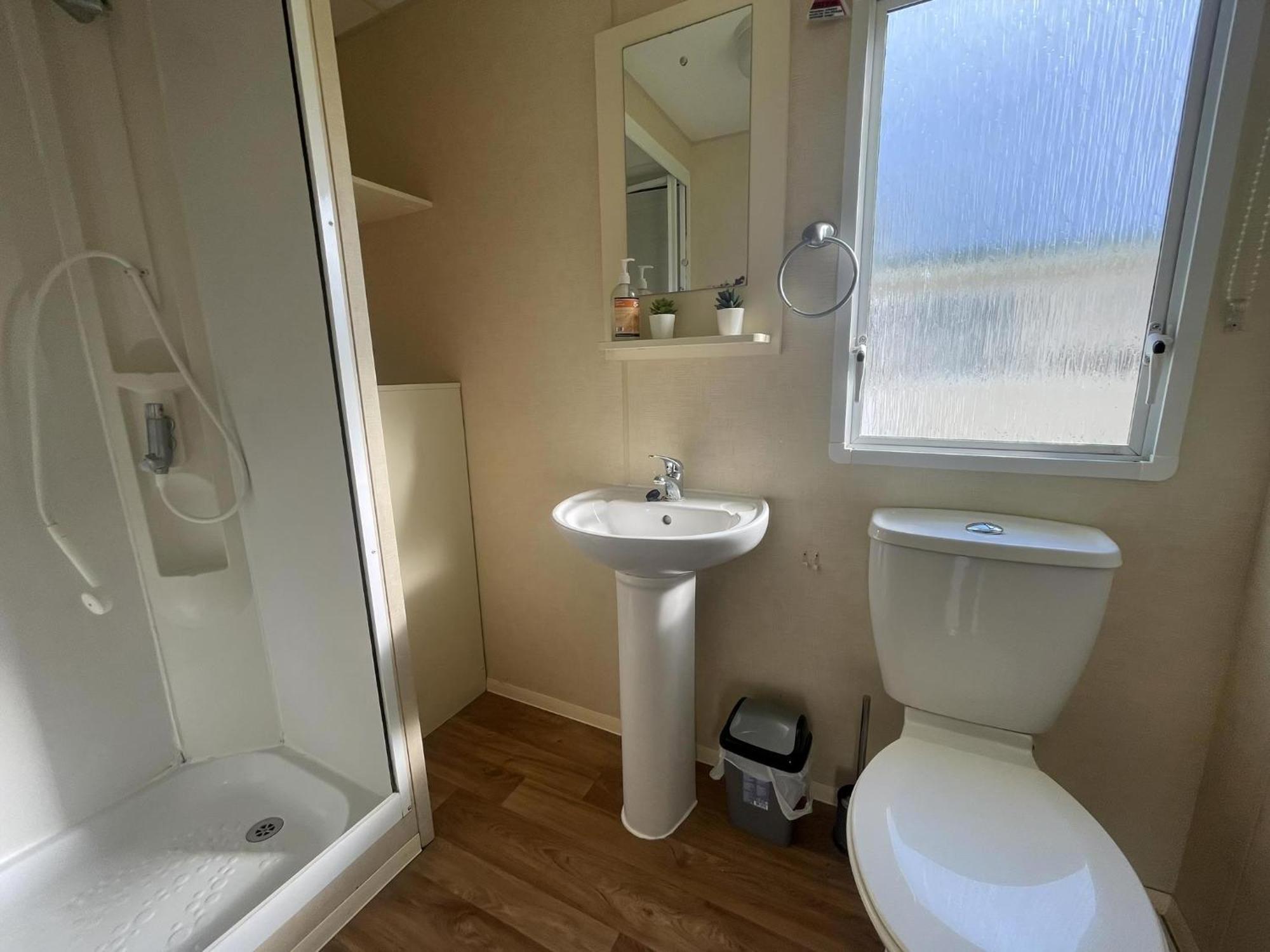 Lovely 8 Berth Caravan At St Osyth Beach Holiday Park Ref 28101G Clacton-on-Sea Eksteriør billede